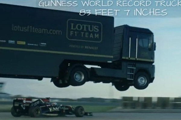 Xe đầu kéo bay 25,5 mét qua đầu xe đua Lotus F1